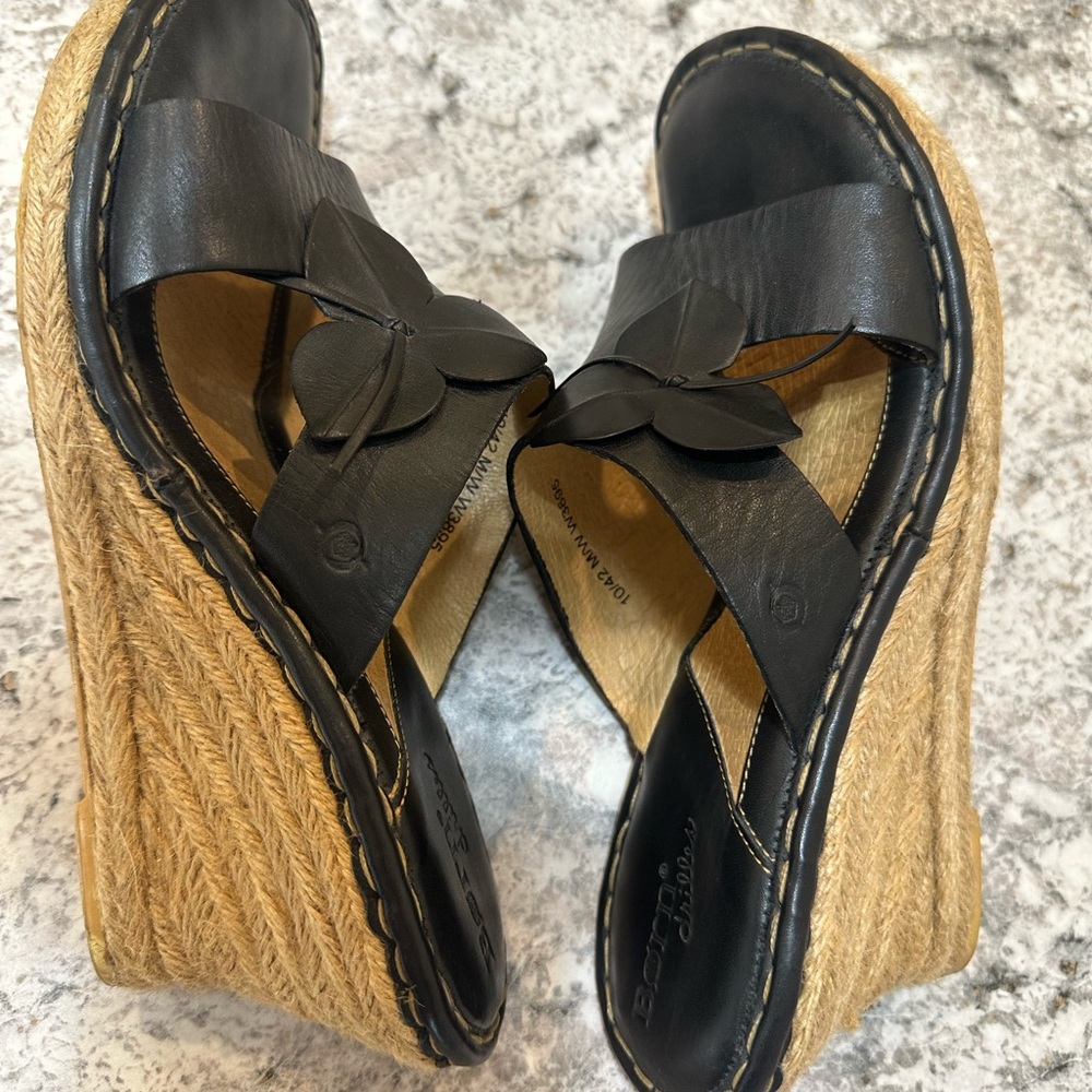 Born espadrille wedge sandals, Black leather, Flower Detail, Size 10 - Picture 7 of 12